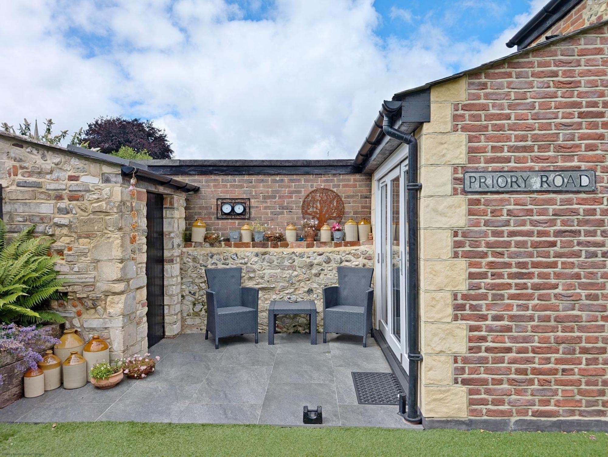 Four Priory Road, Chichester Exterior foto
